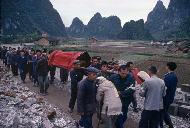 老照片: 1980年中国农村的葬礼, 大部分习俗至今未变!