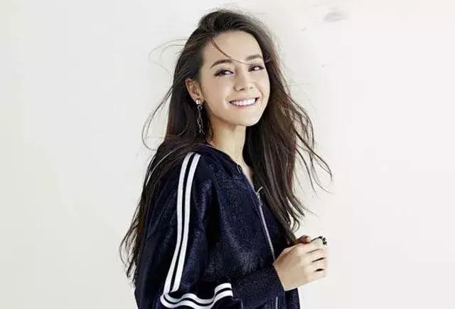 迪丽热巴历来保守,结果这次穿深V礼服!网友:这