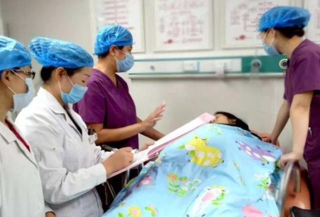 任性孕妈不听婆婆劝,孕期不忌口,生完孩子后直喊肚子疼