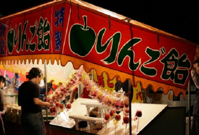 中国的夜市有糖葫芦,糖香蕉,日本的有糖苹果,其实是一样的做法.