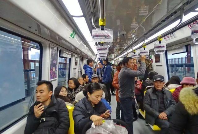 抢座打架?南京地铁S9号线挤到窒息，网友的这一波吐槽真狠!