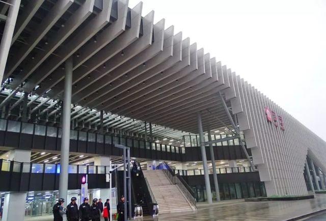 抢座打架?南京地铁S9号线挤到窒息,网友的这一波吐槽真狠!