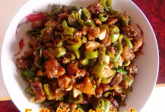 过年的美味:农村家家户户熬猪油,做猪油渣美食,现在很