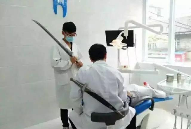 发生什么事,为什么云南的医生们都带刀上班?