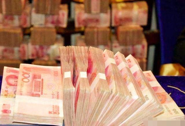 娘家拆迁得三百万, 女儿兴冲冲回家分钱, 拿到卡后却