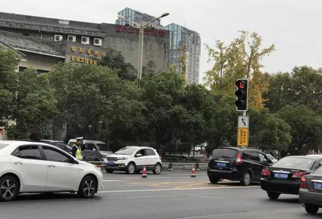 绵阳芙蓉桥路口设置首个借道左转,您看清楚了