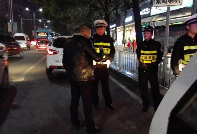 中华中路每距离十余米的距离就会有至多两名民警在劝导交通,提示游玩