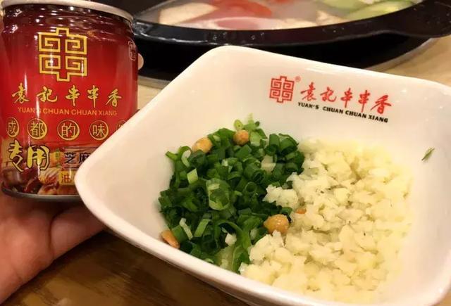 无论啥时候去都排队的串串香,只服他家!牛排的选肉图片