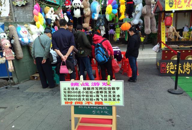 武汉街头挑战游戏，从1写到500不出错就能免费获得奖品？