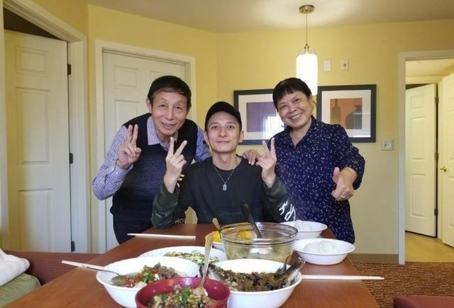 李维嘉晒与父母吃饭照,一家人一个鼻子,餐桌上的筷子