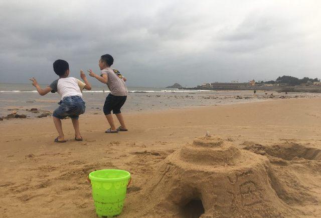 把沙子积成一个城堡,来抵御海水的冲击!