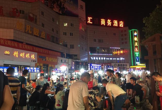咸阳这里的夜市只卖一种面吃的人还特别多
