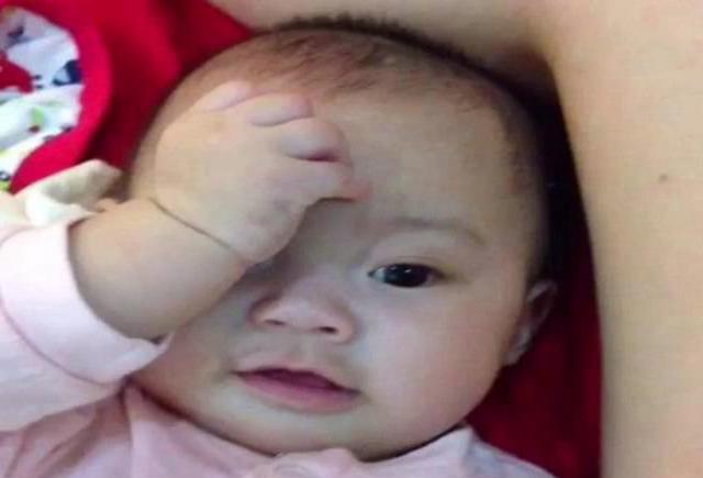 1岁宝宝总是摸自己的头,千万要注意了,不要因