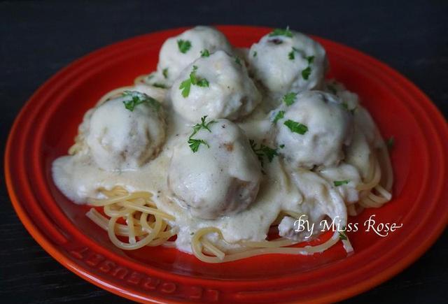 咸香的起士白酱意式肉丸,又香又下饭,大家都抢