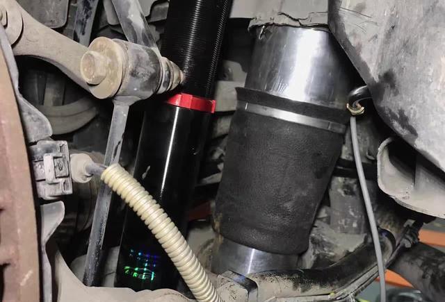 克莱斯勒300C换了气动减震器 属不属于改装车？