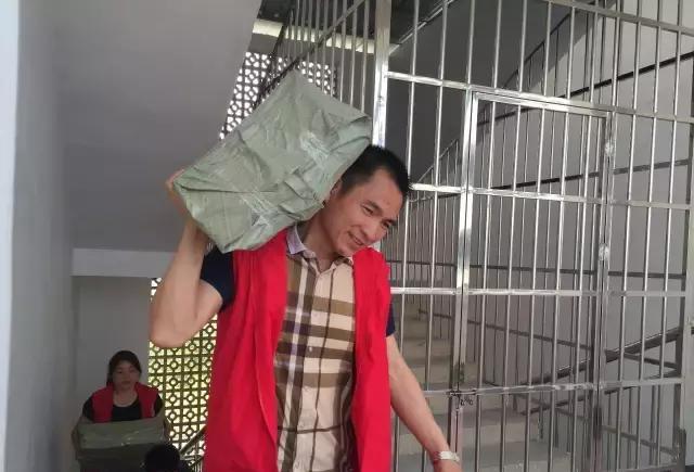 梦飞翔爱心助学之家到横县马山一中开展爱心助