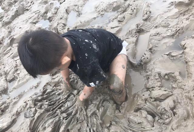 带熊孩子去玩泥巴的下场,都不想带回家了
