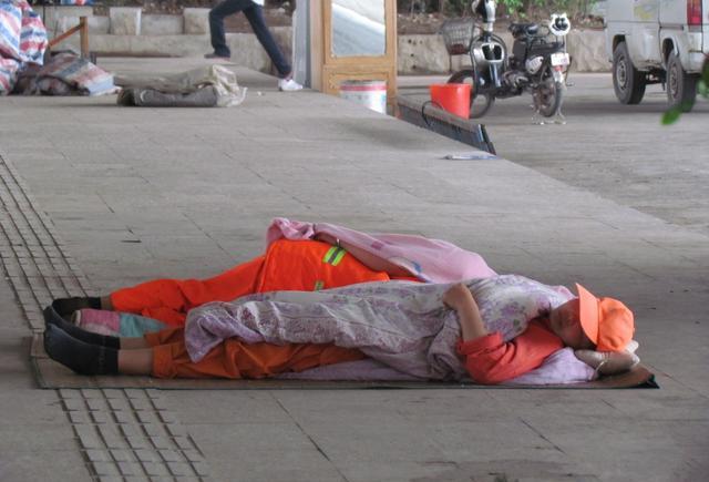 城市美容师他们干着最脏最累的活,工资却是所