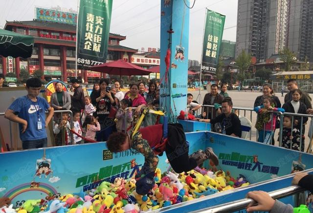 这样的真人抓娃娃机,你玩过吗?