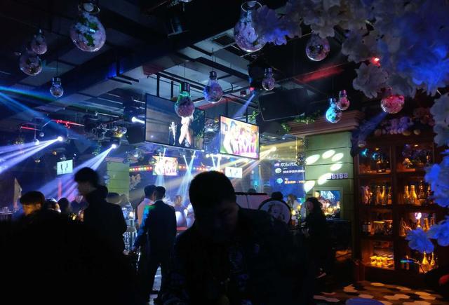 水岸酒吧试营业人满为患,今晚还有进口啤酒免费畅饮活动