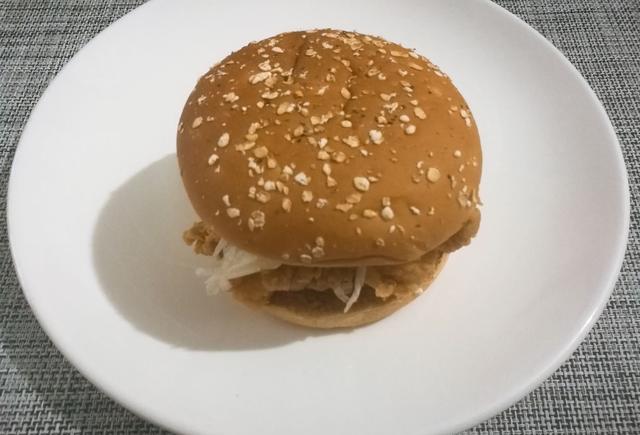 和好基友的香辣鸡腿堡一样,这个汉堡的面包上撒的也是燕麦碎