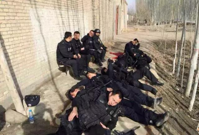 新疆警察春节大吃大喝照片曝光多图有真相