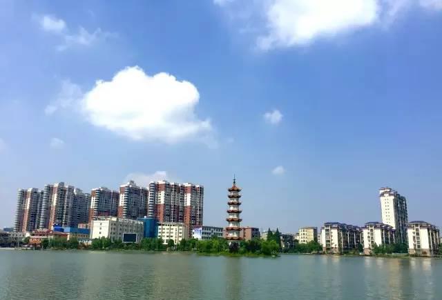 在外面打拼累了 远在他乡的南县人 会一起回南县 早上在南茅运河沿江