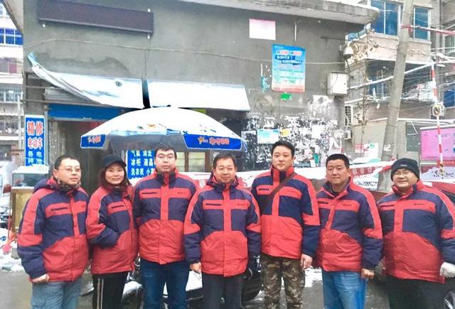央视《新闻联播》为他点赞!风雪中的郑州短袖