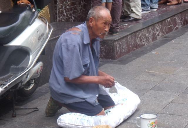 老人去世后，三十万的存款不翼而飞，乞丐说他知道钱在哪里