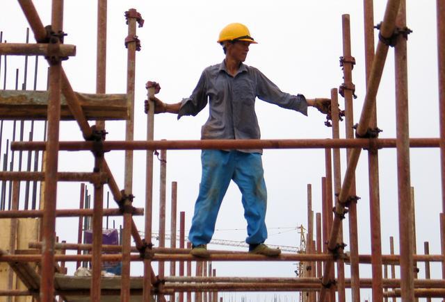 工地上一个8岁的搬砖孩子,让人心疼