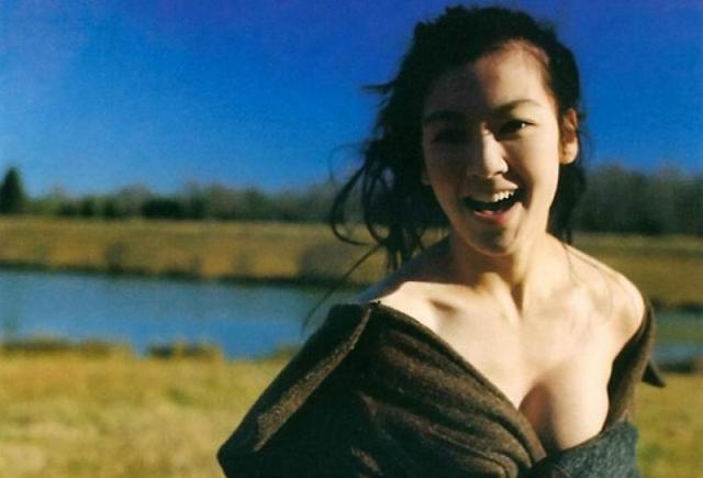 盘点八字奶下垂仍性感诱人的8大女星