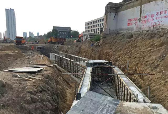 图28:可以看到雨水排放箱涵的涵身钢筋已经绑扎完毕,发帖的现在已经