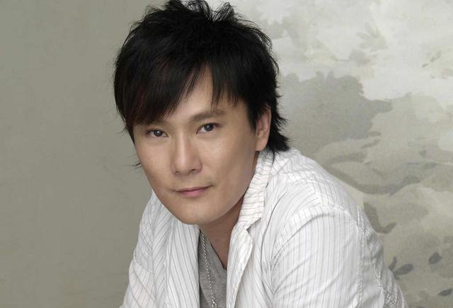 他情歌不输张信哲,曾因病隐退,如今出席《蒙面