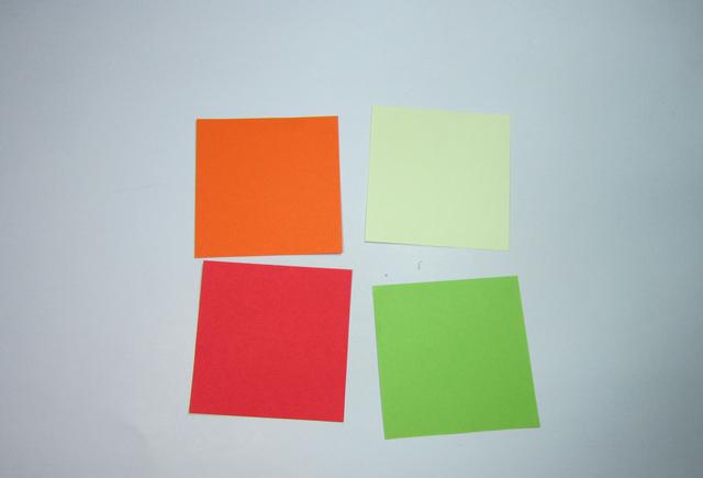 第1步,首先准备四张不同颜色的小正方形纸.