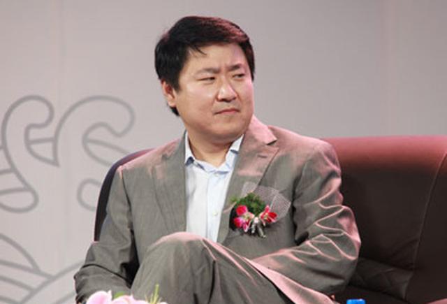 成就事业,放弃10年发妻娶美女,如今47岁儿女双