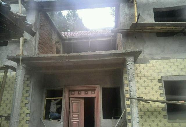 小伙20万自建别墅贷款6w一年2分利息 网友:屋