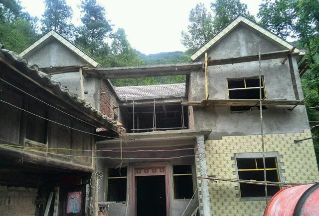 小伙20万自建别墅贷款6w一年2分利息 网友:屋