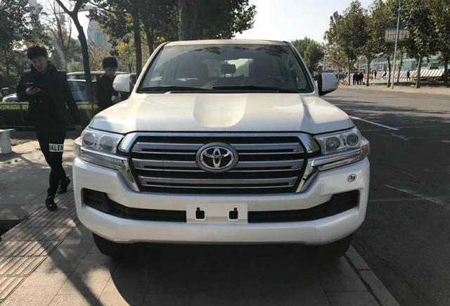 全新18款酷路泽4000登陆天津港现车实拍