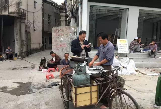在揭东曲溪中心市场(俗称:老市)联通营业厅旁,有一家路边小摊,没有