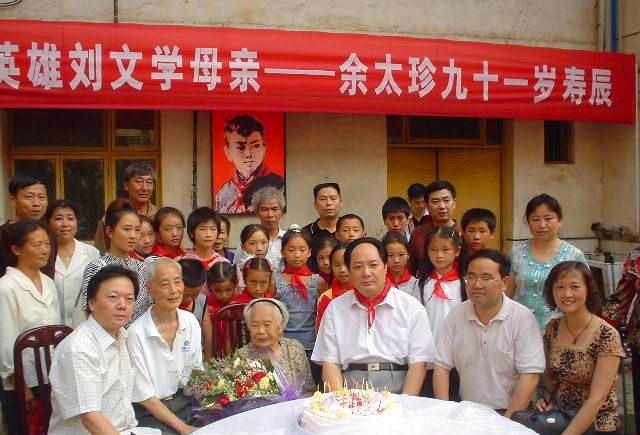 少年英雄刘文学牺牲后，他母亲何在？不提要求，不沾儿子“光”！
