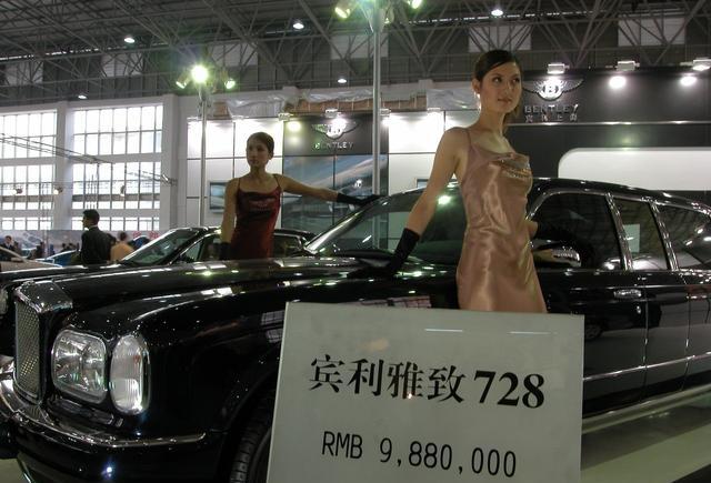 1000万豪车开到银行，保安马上拉出红绳！