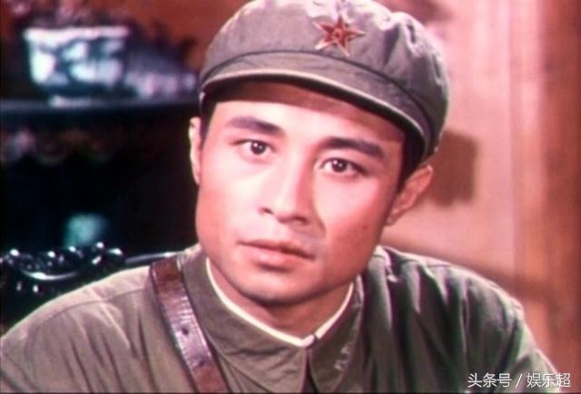 86岁王心刚全家照，儿子竟也是大帅哥，他长期照顾有病妻子的故事