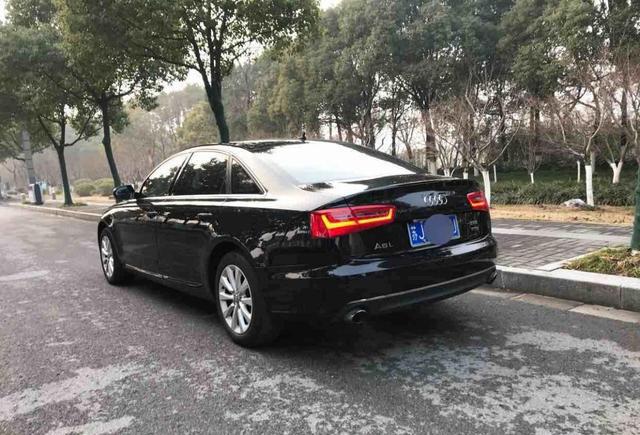 新车落地45万的奥迪A6L，8万公里后，车主降价25万出售