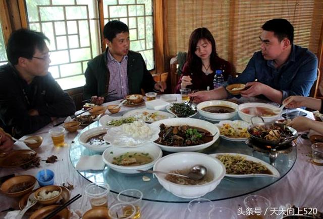 请领导吃饭,见面后他开始打电话喊人,前后来了9个!心疼我的钱