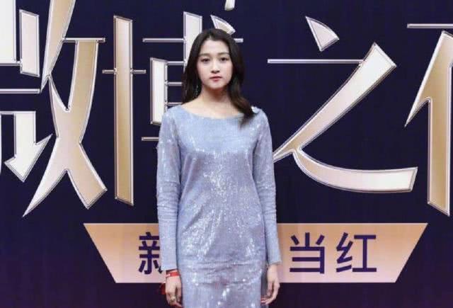 关晓彤红毯造型太突兀, 被吐槽没有美感, 网友: 还有更难看的