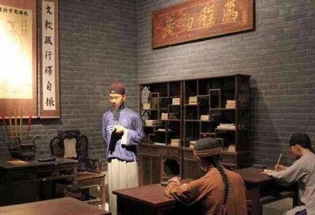 古代一个教书先生写不出文章来, 慌忙骑马逃跑, 却被马儿暴露行踪|教书 