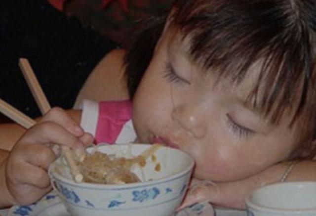 宝宝吃饭吃到总让妈妈怀疑人生,吃成这样,也是醉了!