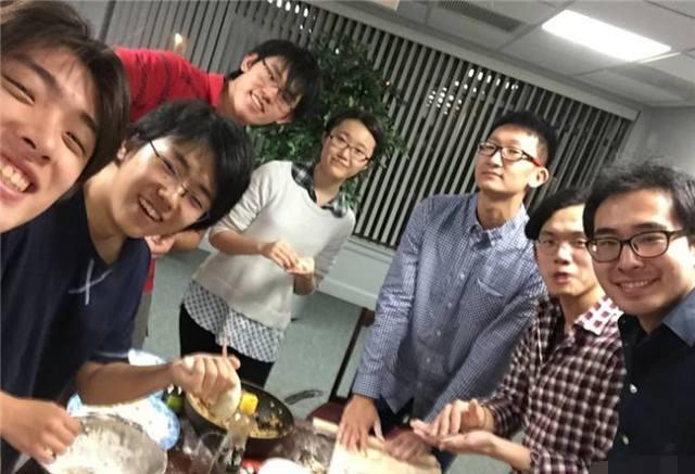 中国留学生在国外经常自己做饭吃,外国人却称