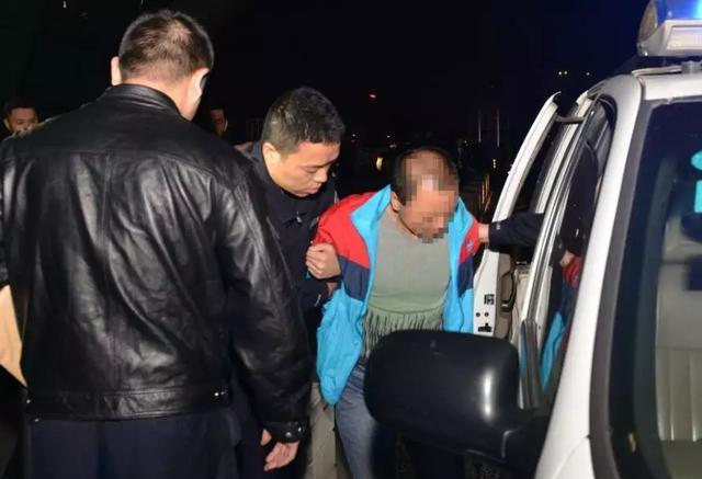 他与男室友挤一张床被"性侵",杀人抛尸逃20年被抓