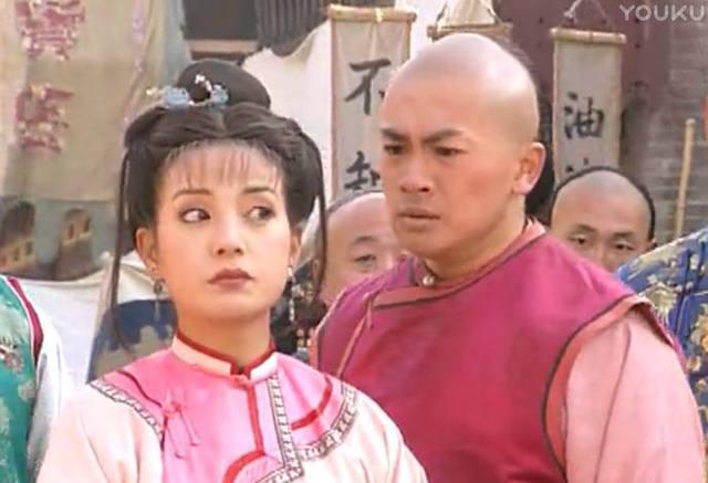 还珠格格:小燕子和皇阿玛说笑时,你注意永琪等人的小动作了吗?
